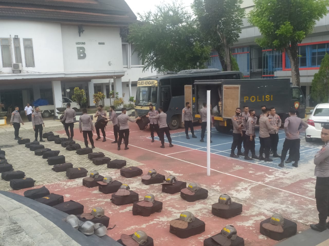 Personil Polres Kendari untuk mengamankan RDP di DPRD Sultra