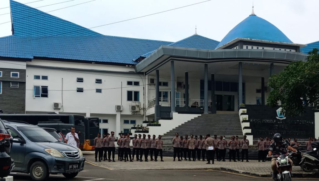 Sempat Ricuh, Polres Kendari Turunkan Pasukan Kawal RDP
