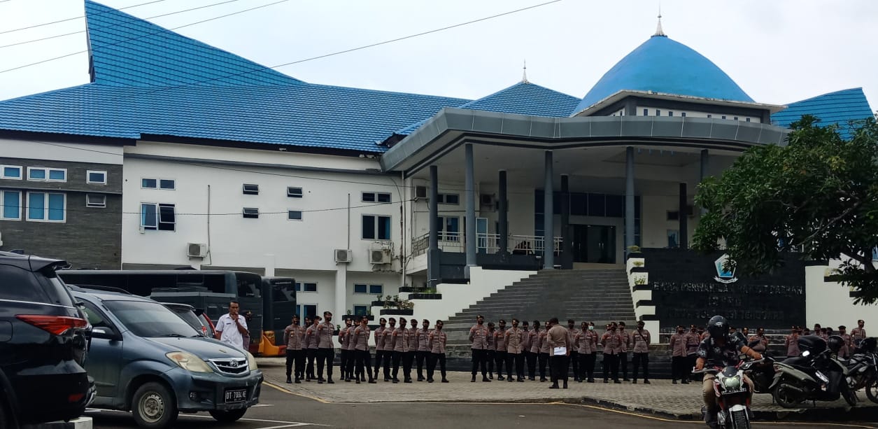 Apel pengaman oleh Polres Kendari di DPRD Sultra