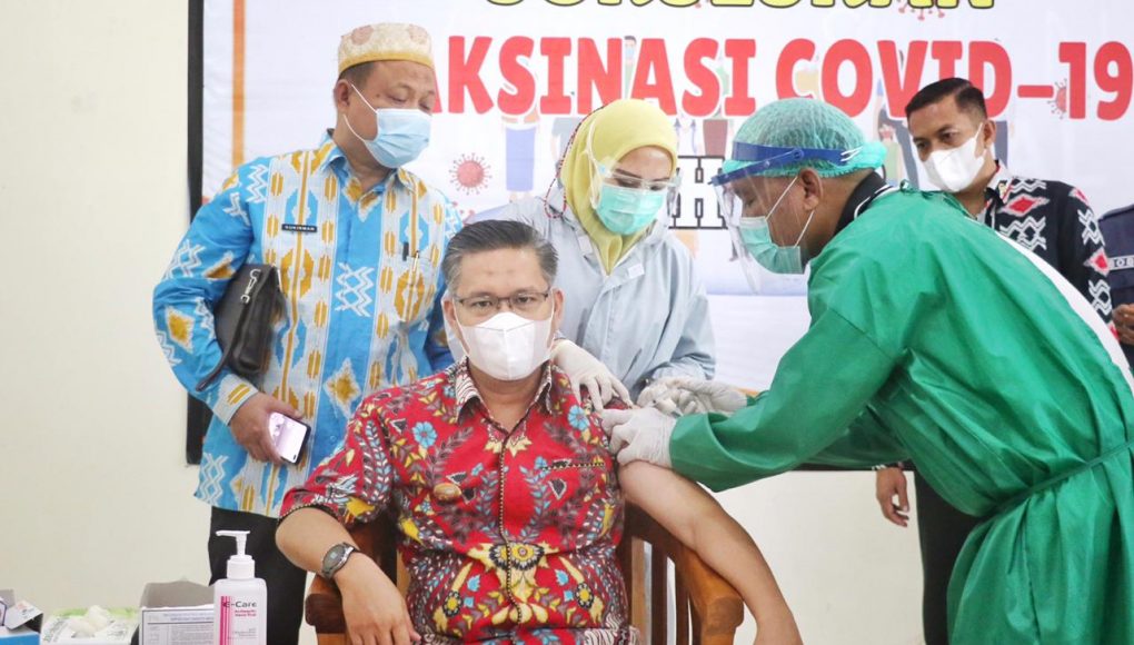Wali Kota Kendari Terima Vaksin Tahap II