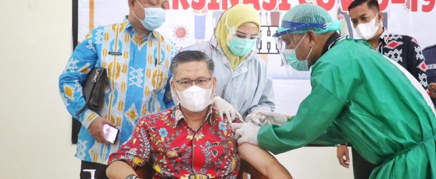 Wali Kota Kendari H. Sulkarnain Kadir, SE,. ME., jalani suntik vaksin sinovac tahap II di Gedung Private Medical Care Center (PMCC)