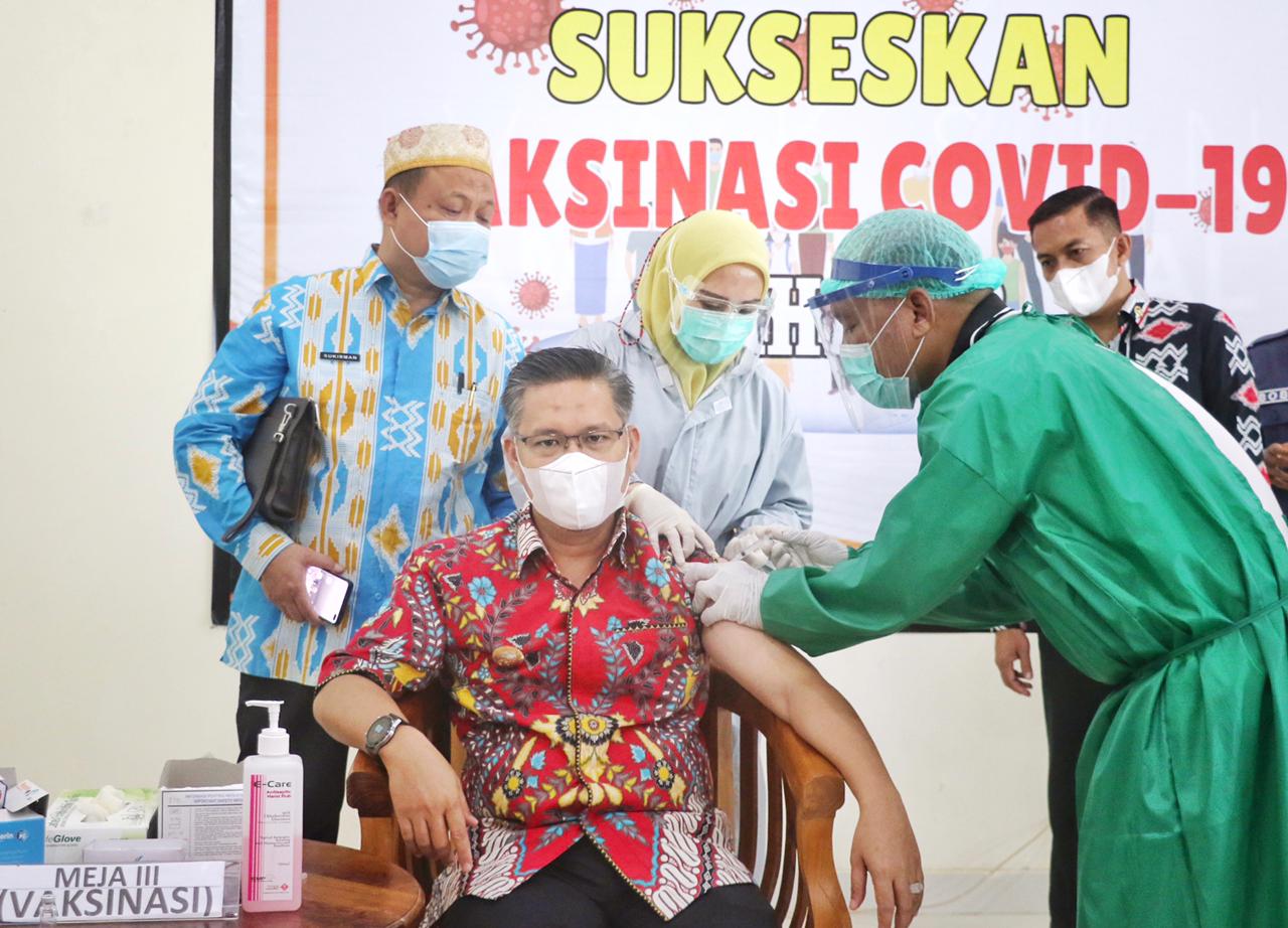 Wali Kota Kendari H. Sulkarnain Kadir, SE,. ME., jalani suntik vaksin sinovac tahap II di Gedung Private Medical Care Center (PMCC)