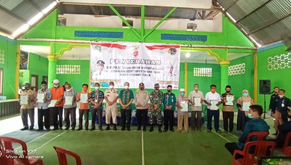 Ruksamin Serahkan 510 Sertifikat Tanah ke Masyarakat Wawolesea dan Lembo
