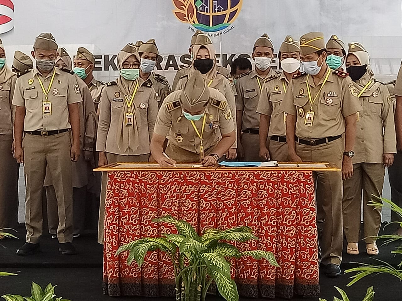 Kepala BPN Isman Tama saat menmenandatangani deklarasikan pencanangan pembangunan zona integritas, menuju wilayah bebas korupsi (WBK) dan wilayah birokrasi bersih melayani (WBBM)