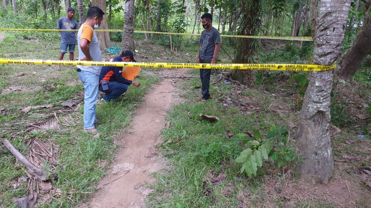 Tim Reskrim Polres Konsel yang dipimpin Kasat Reskrim, AKP Fitrayadi SH MH saat melakukan olah TKP