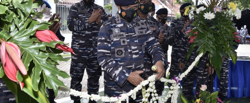 Pangkoarmada memotong pita tanda peresmian