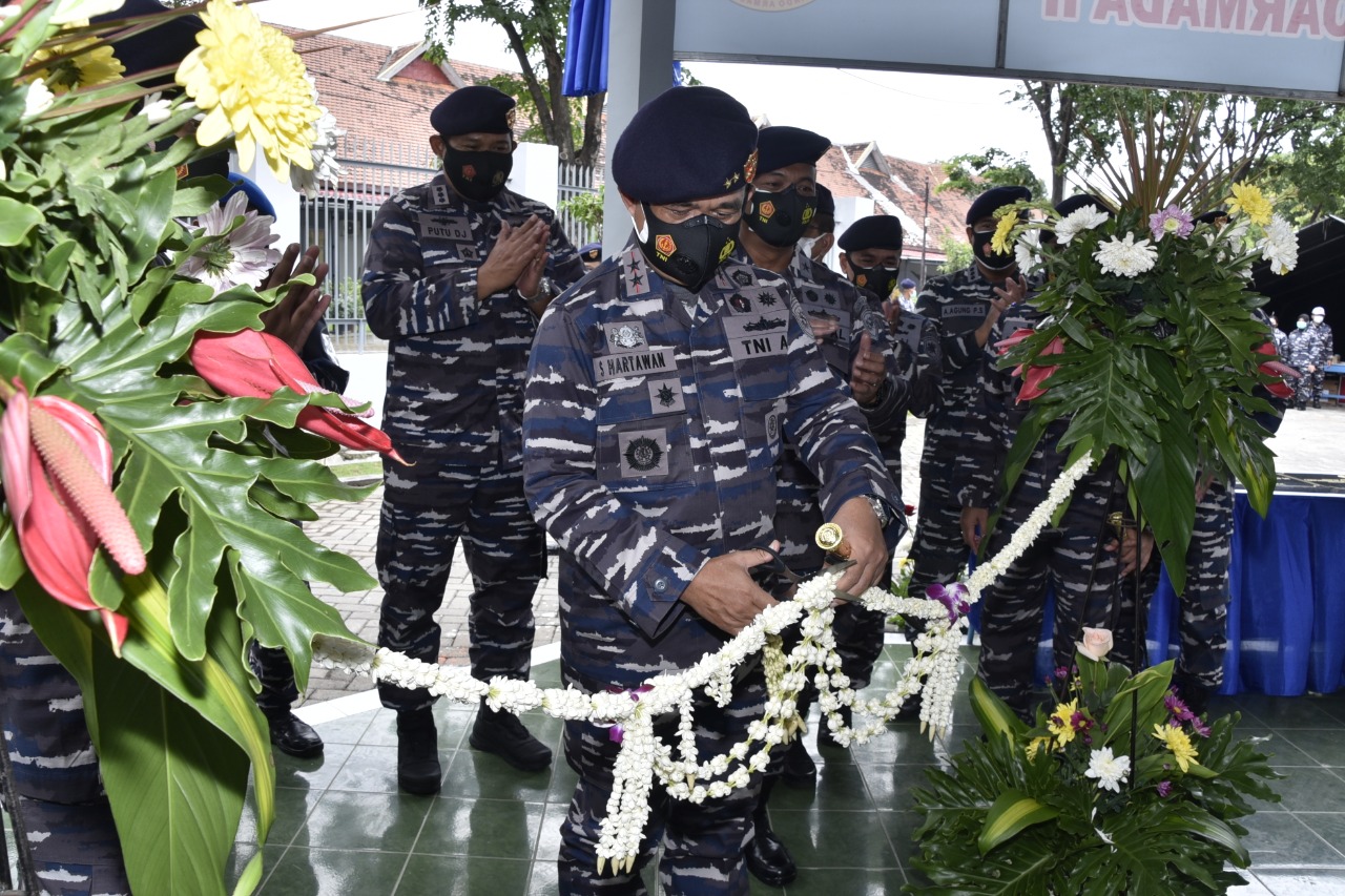 Pangkoarmada memotong pita tanda peresmian