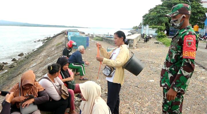 Serda Ferlyn yang juga Babinsa Tarafu mengimbau pentingnya 3M (memakai masker, menjaga jarak dan mencuci tangan)