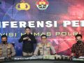 Juru bicara isyarat untuk kaum difabel (kemeja hitam) saat konferensi pers Divisi Humas Polri