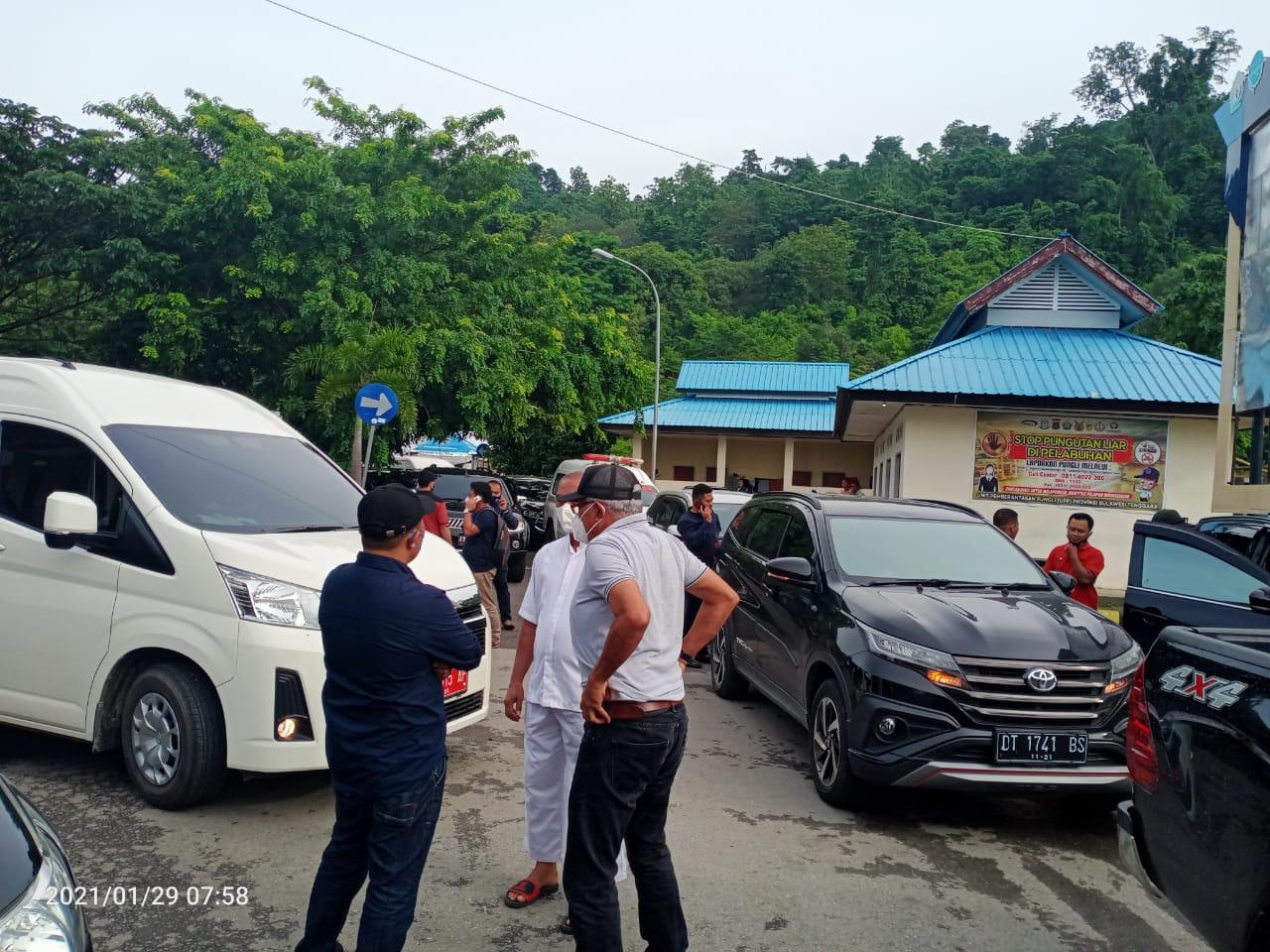 Saat tiba di Amolengo Gubernur dan OPD meninjau pelabuhan Amolengo Konsel