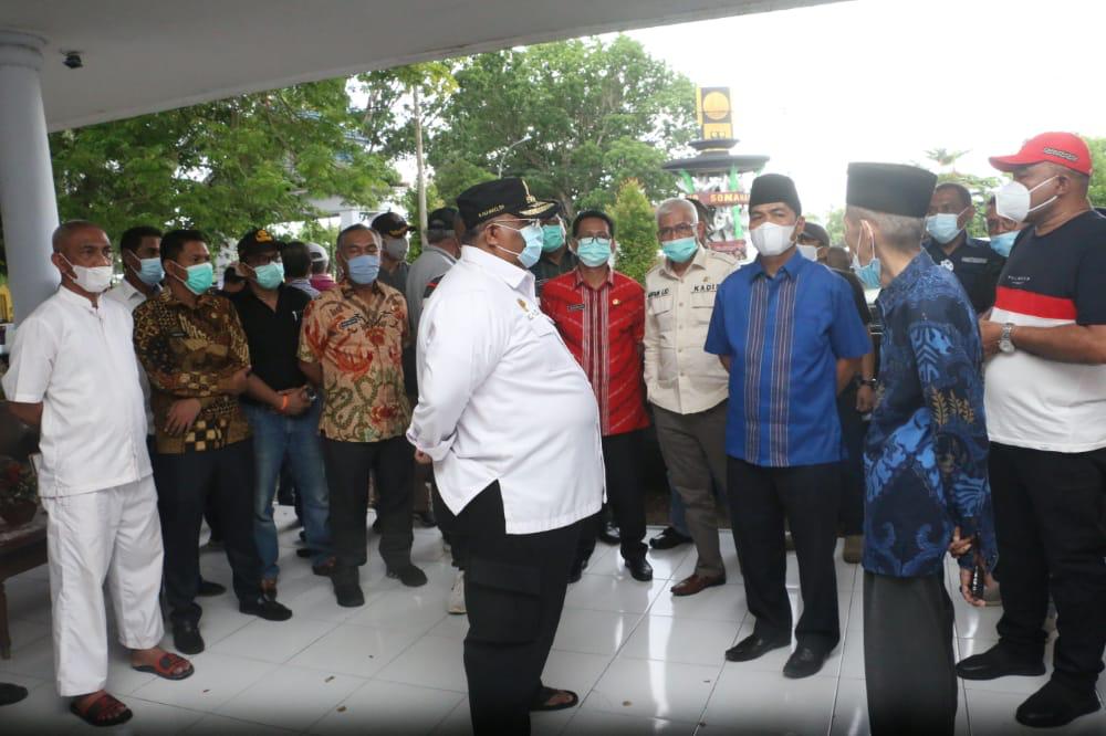 Dalam perjalanan Gubernur Sultra menyempatkan berkunjung ke Malighano untuk mendengar Aspirasi Masyarakat