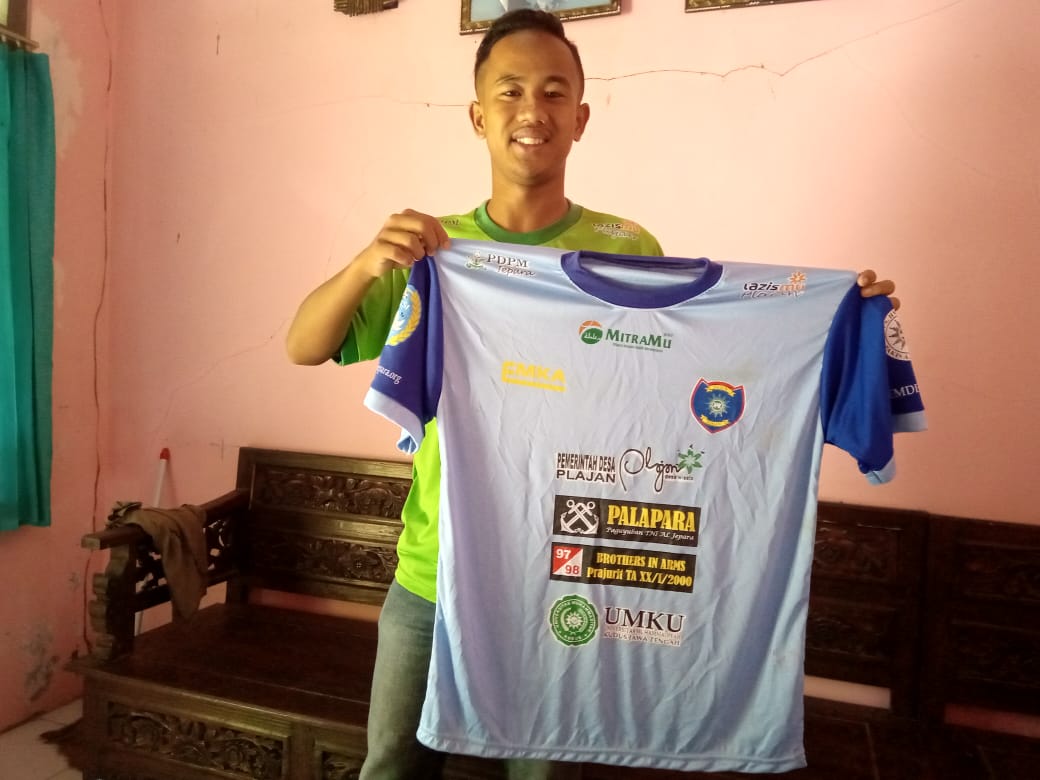 Jersey bantuan dari PALAPARA dan dikcatam PK XX/1 untuk anak-anak SSB PS HW Plajan