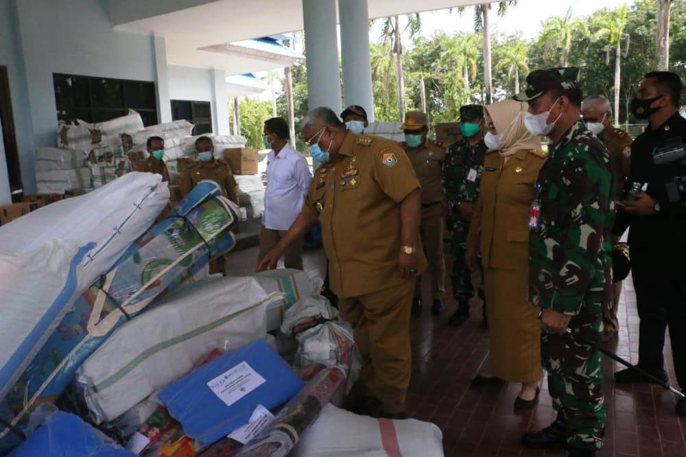 Gubernur Sultra, bersama Sekda Prov Sultra, ketua OPD beserta Forkopimda saat meninjau bantuan yang akan dibawa