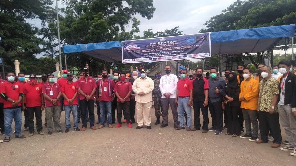 Gubernur Sulawesi Tenggara foto bersama dengan para relawan M1R, PMI, HMI, GMNI dan lembaga lainnya yang akan diberangkatkan
