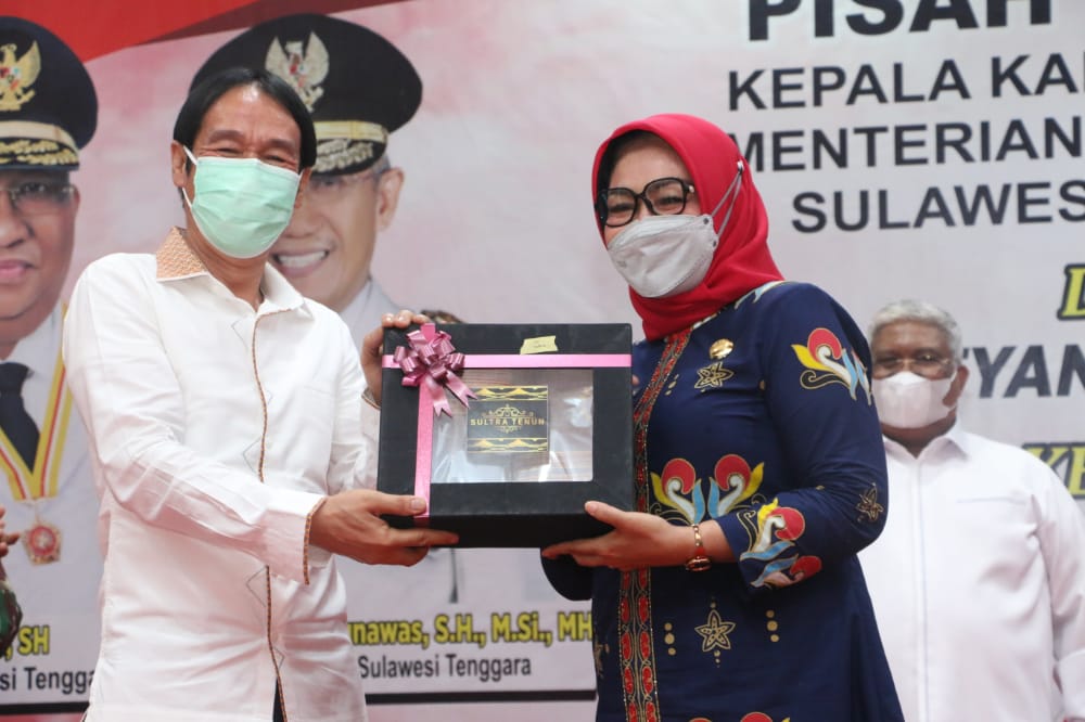 Sekda Prov Sultra, turut memberikan cindera mata berupa tenunan Sultra kepada Kakanwil Kemenkumham