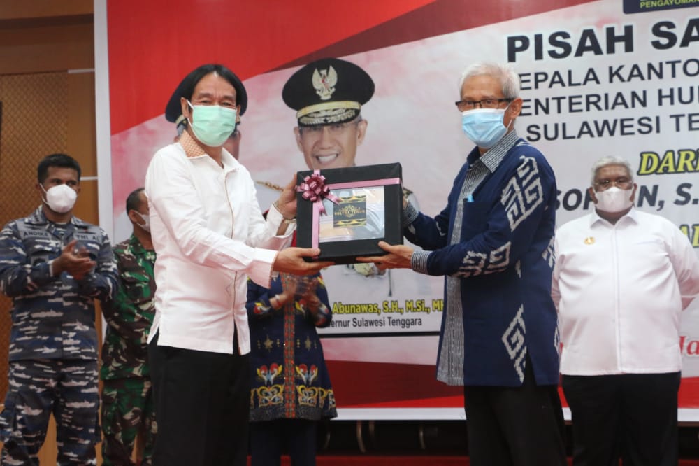 Sekda Prov Sultra, turut memberikan cindera mata berupa tenunan Sultra kepada Kakanwil Kemenkumham
