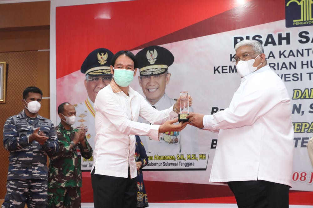 Pemberian cindera mata sebagai kenang-kenangan dari Gubernur Sultra kepada Kakanwil Kemenkumham