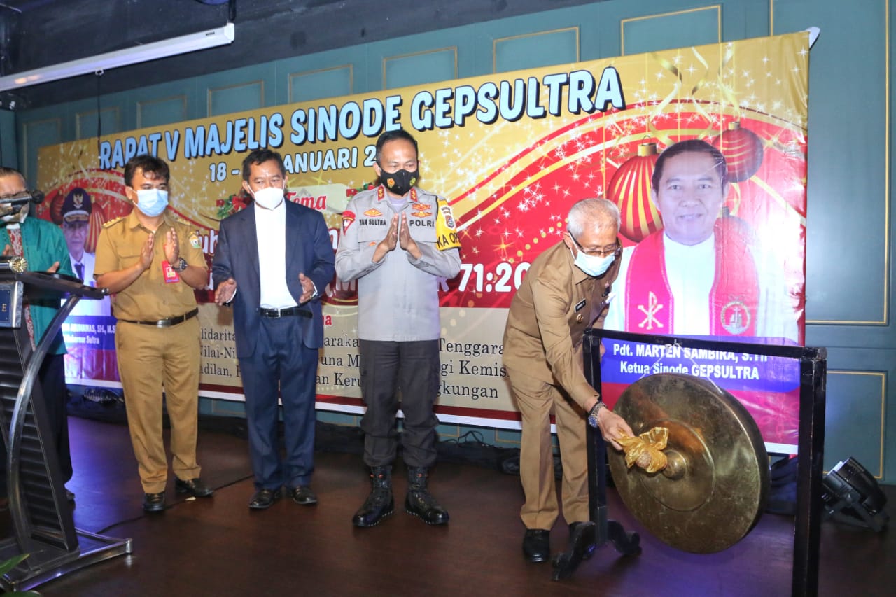 Pukulan Gong oleh Wagub Sultra, Lukman Abunawas saat membuka Rapat V Majelis Sinode Gepsultra