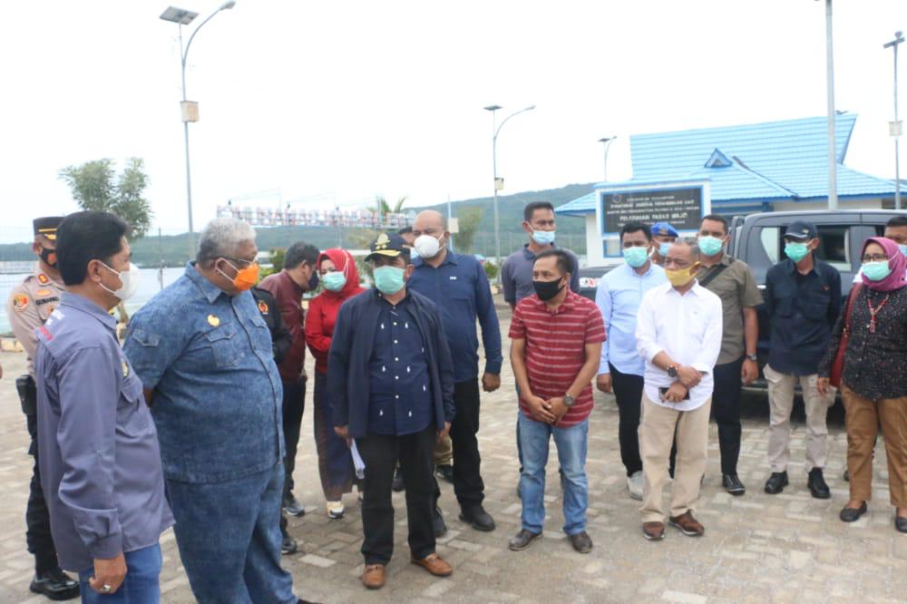 saat mengunjungi pelabuhan bunabungi