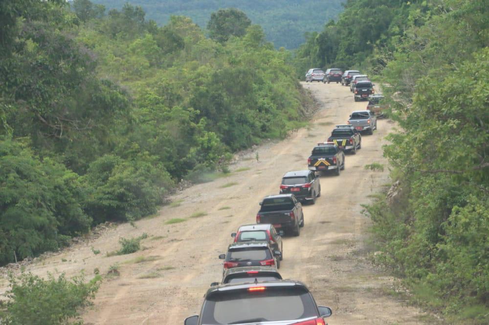 Rombongan gubernur Sultra saat menuju Lapangan persiapan Porprov. Foto: Ewit Kominfo