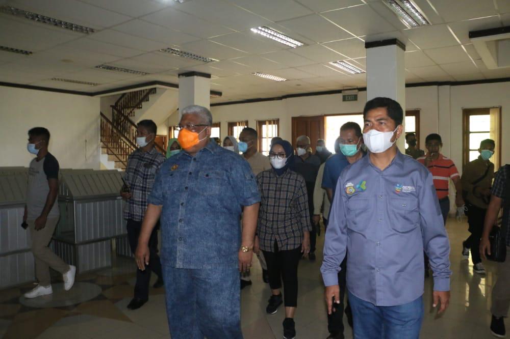 Saat meninjau eks kantor bupati yang akan dijadikan politeknik ilmu perikanan