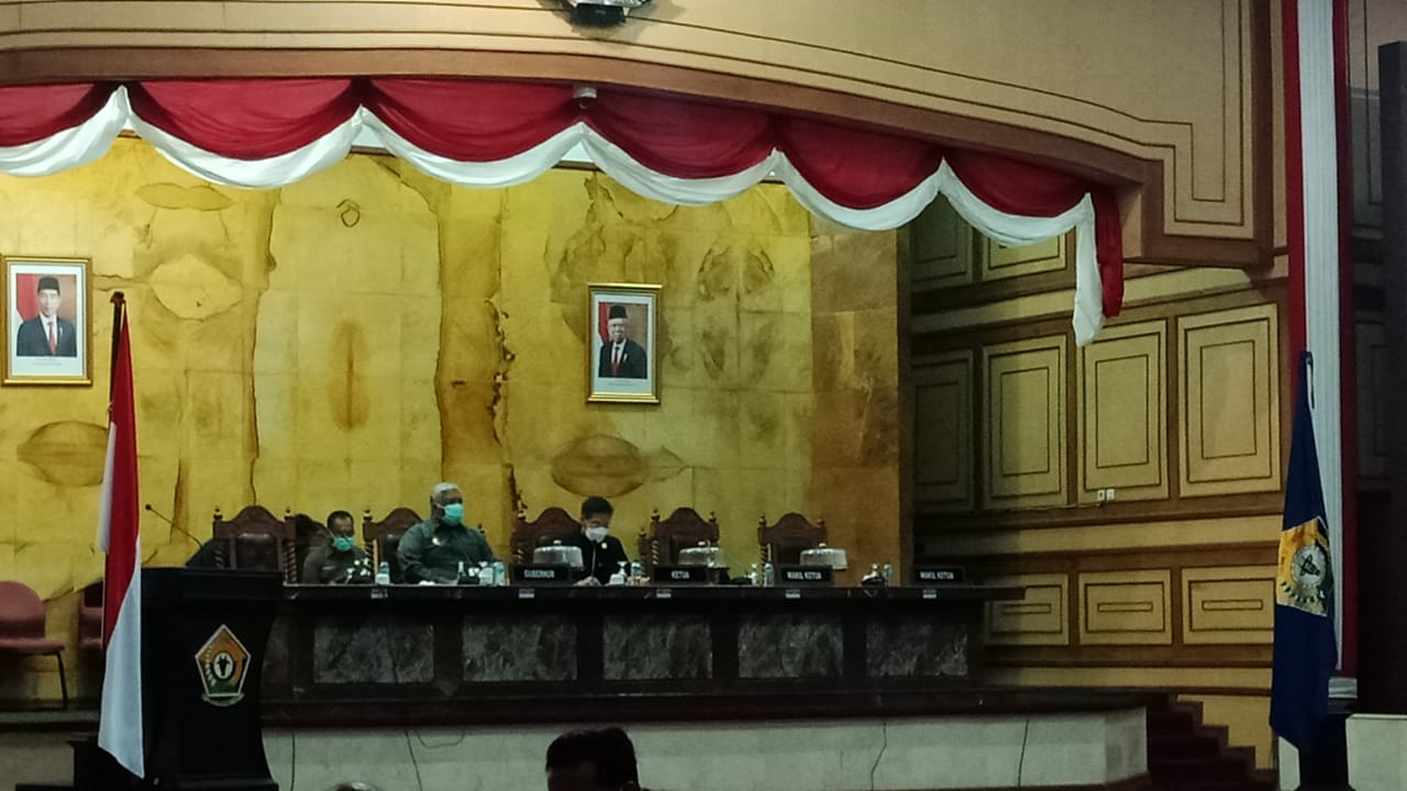 Dalam rapat tersebut Gubernur menyebutkan tentang empat Raperda, dimana tiga diantaranya merupakan raperda inisiatif DPRD
