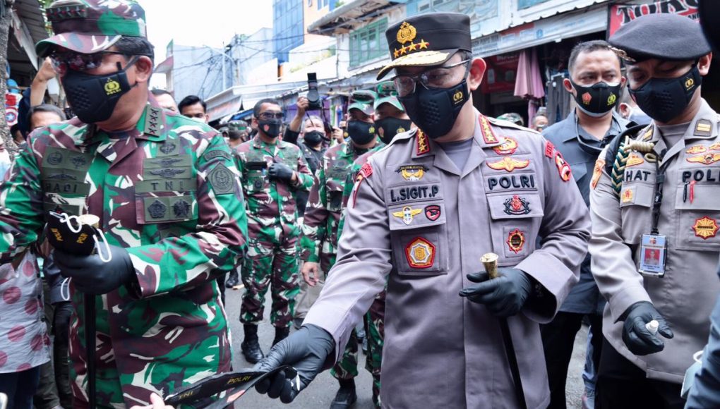 PANGLIMA TNI Marsekal Hadi Tjahjanto bersama Kapolri Jenderal Listyo Sigit Prabowo saat membagikan masker di Pasar Tanah Abang, Jakarta Pusat.