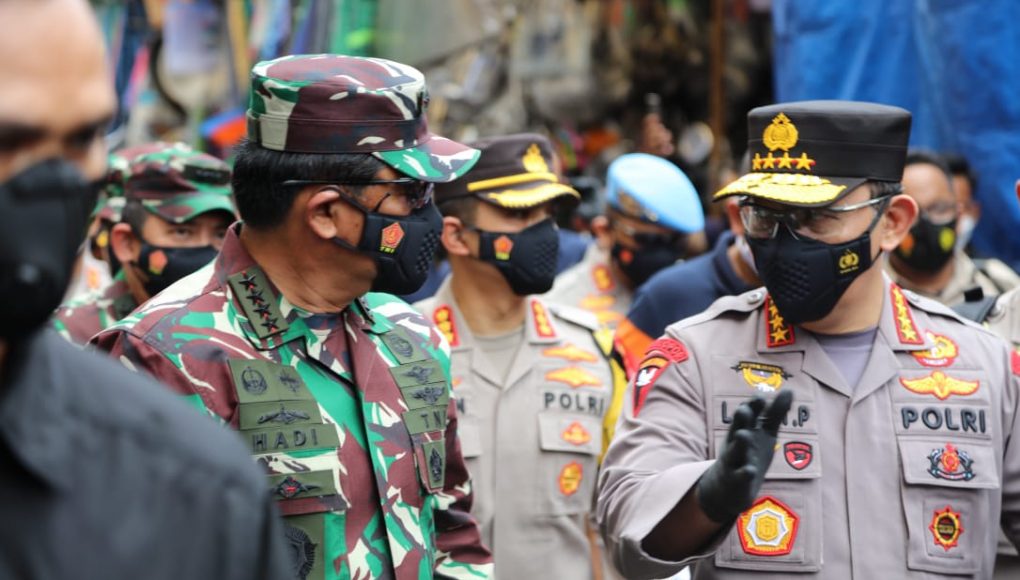 Pantau Prokes, Panglima TNI dan Kapolri Bagikan Masker di Pasar Tanah Abang