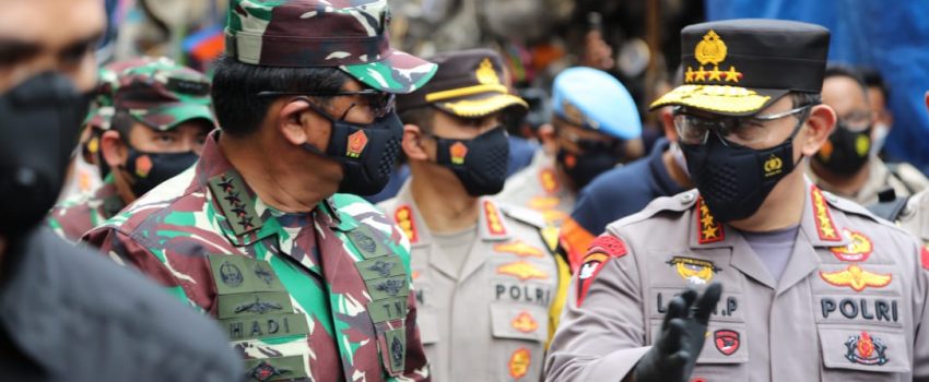 Pantau Prokes, Panglima TNI dan Kapolri Bagikan Masker di Pasar Tanah Abang