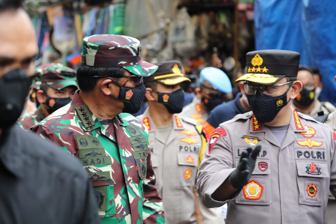 PANGLIMA TNI Marsekal Hadi Tjahjanto bersama Kapolri Jenderal Listyo Sigit Prabowo melakukan pemantauan terkait penerapan Protokol Kesehatan (Prokes) penanganan Covid-19 atau virus corona di Pasar Tanah Abang, Jakarta Pusat.