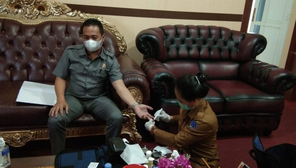 Petugas kesehatan melakukan pemeriksaan untuk melihat kondisi kesehatan