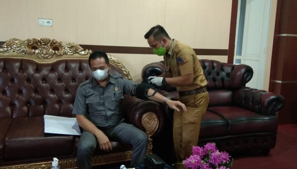 Ketua DPRD Kolala Syaifullah Halik saat lakukan pemeriksaan