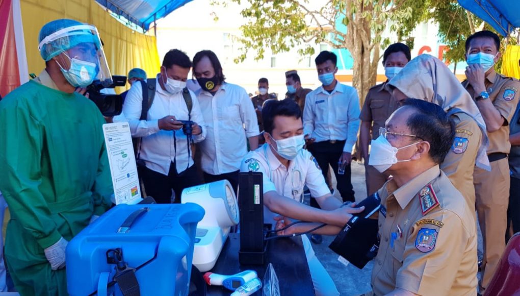 Sekda Konsel, H Sjarif Sajang saat menjalani pemeriksaan sebelum mendapatkan vaksinasi Covid-19