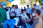 Sekda Konsel, H Sjarif Sajang saat menjalani pemeriksaan sebelum mendapatkan vaksinasi Covid-19