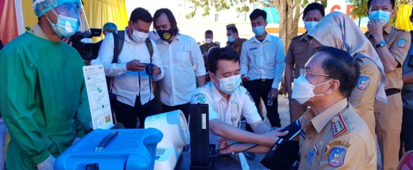 Sekda Konsel, H Sjarif Sajang saat menjalani pemeriksaan sebelum mendapatkan vaksinasi Covid-19