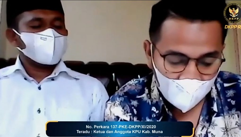 Muh. Rahman dan Ficky Mubarak Natsir sebagai pengadu saat membacakan aduan di sidang DKPP RI