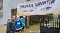 Ketua PDM Jepara ( tengah) saat meninjau dapur umum MDMC