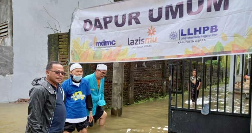 Ketua PDM Jepara Bersama Anggota DPRD Jepara Kunjungi Korban Banjir Dorang