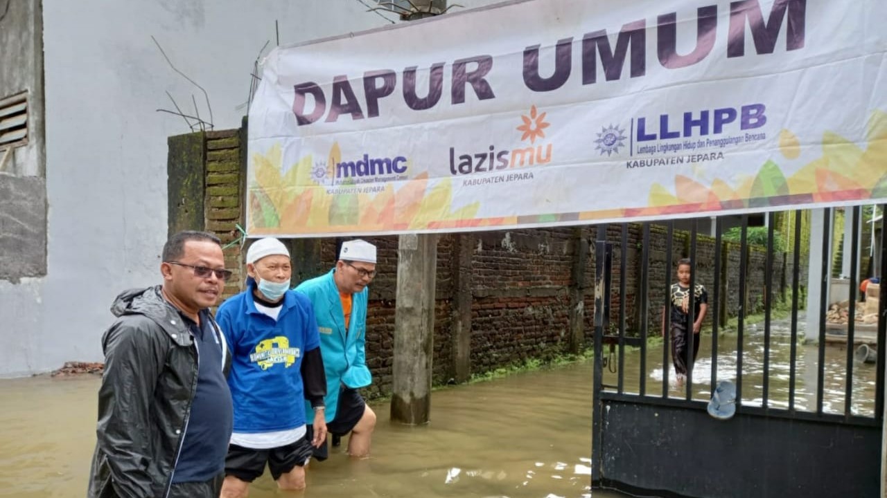 Ketua PDM Jepara ( tengah) saat meninjau dapur umum MDMC