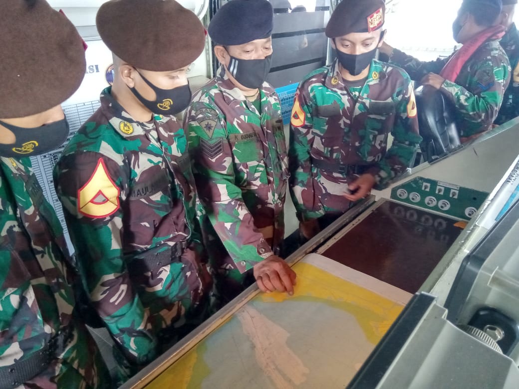 Taruna saat belajar navigasi
