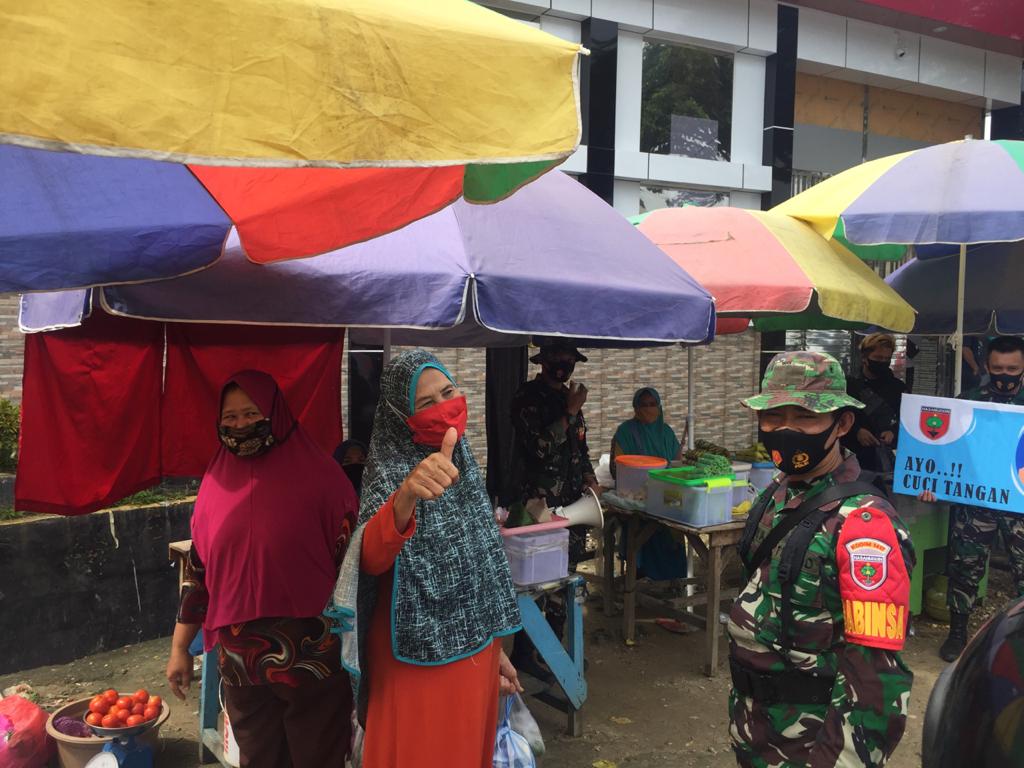 Prajurit Kodim Kendari saat menghimbau masyarakat untuk selalu mengutamakan Prokes