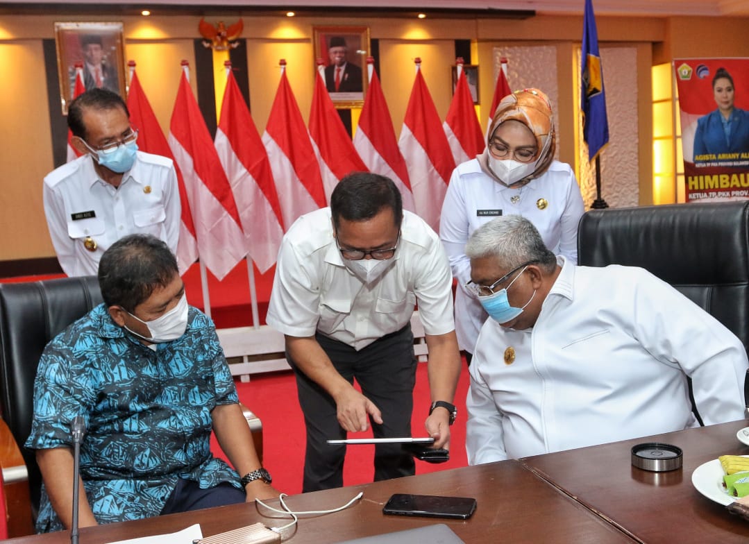 Gubernur Sultra, bersama kepala deputi SDM Kemenko Marves, Sekda Prov Sultra dan Kadis ESDM saat berdiskusi