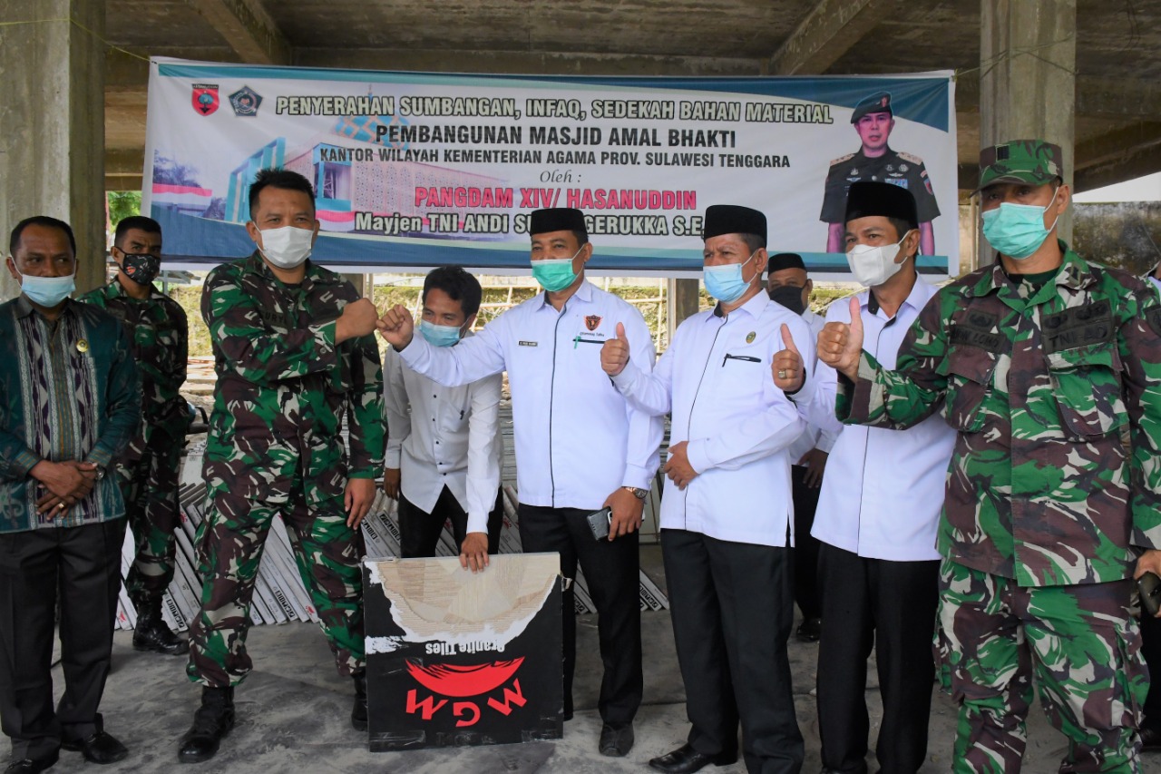 Pemberian bantuan dari Pangdam XIV/HasanudinMayjen TNI Andi Sumangerukka kepada pihak masjid