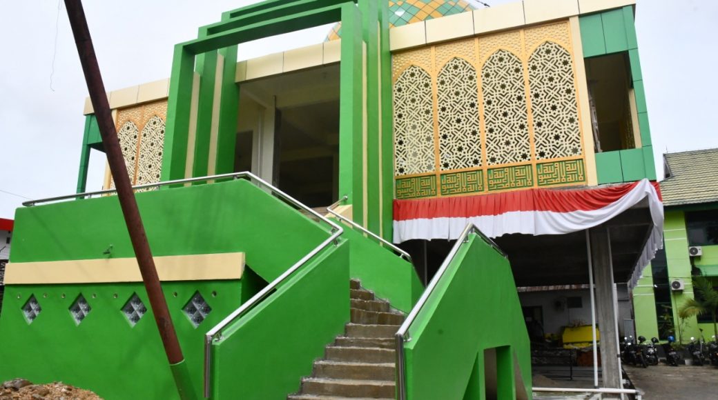 Terima Bantuan Pembangunan Masjid, Muh Basri Doakan Pangdam XIV/Hsn