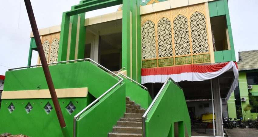 Terima Bantuan Pembangunan Masjid, Muh Basri Doakan Pangdam XIV/Hsn