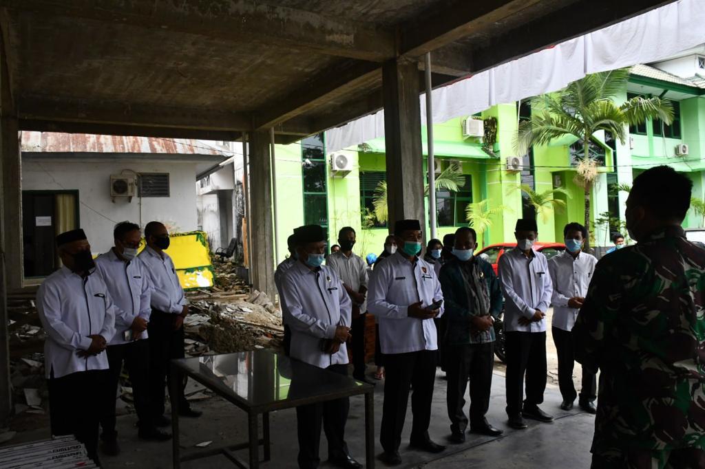 Kabag TU Kemenag Prov Sultra Drs. H. Muh Basri, M.Pd saat berdoa bersama dan mendoakan Pamdan XIV/ Hasanudin