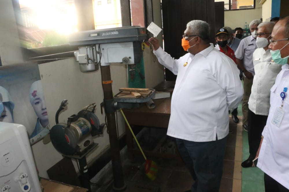 Gubernur mengamati alat-alat pelatihan di BLK Kendari