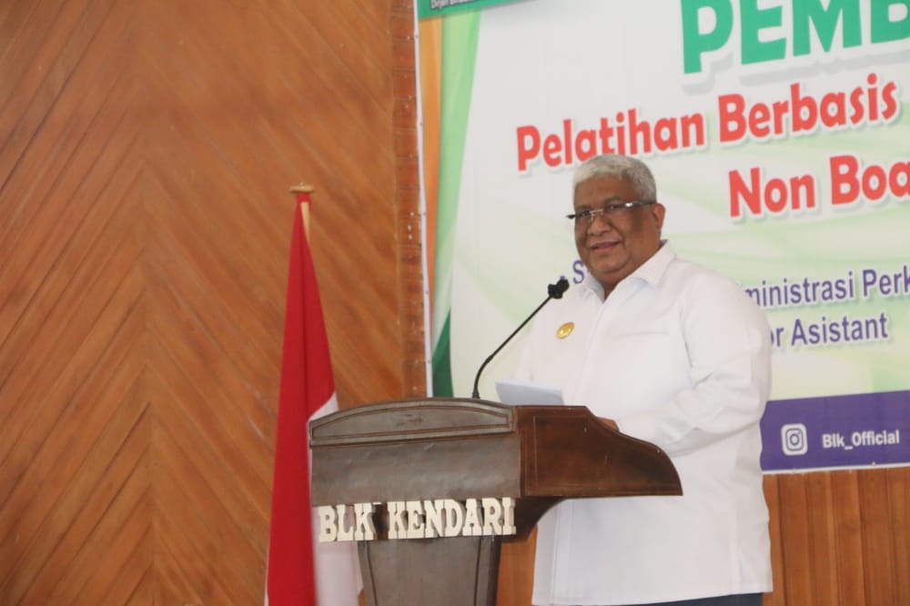 Gubernur Sulawesi Tenggara, Ali Mazi, SH saat menyampaikan sambutan