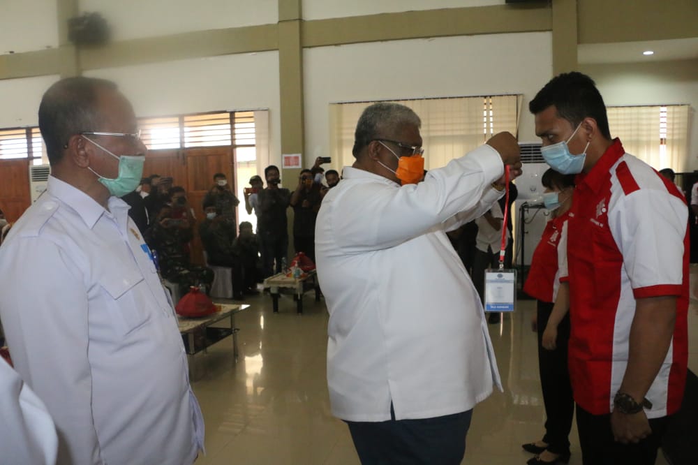 Gubernur Sultra, mengalungkan ID cart kepada perwakilan peserta pelatihan