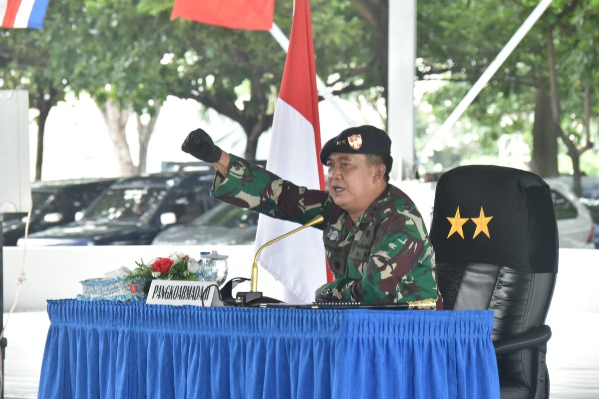 Pangkoarmada II memberikan pembekalan kepada satgas MTF